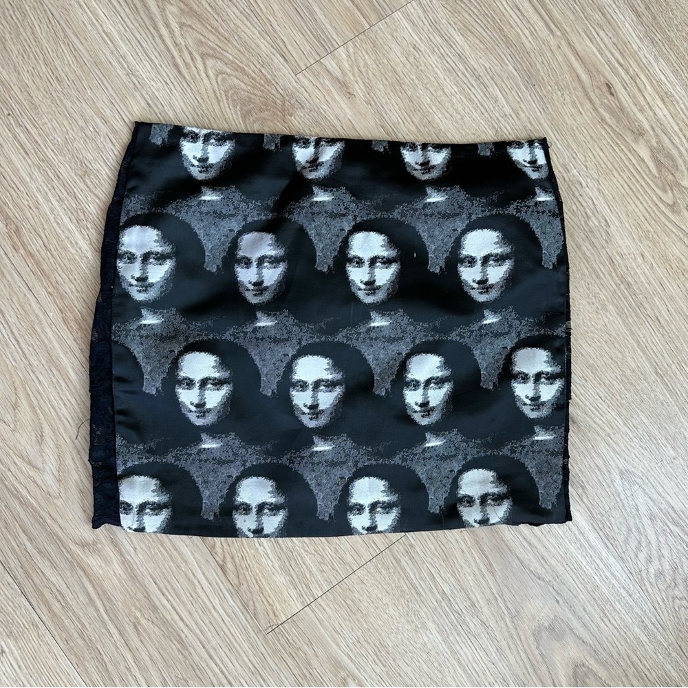 Bisou-Bisou Mona Lisa Monochrome Mini Skirt